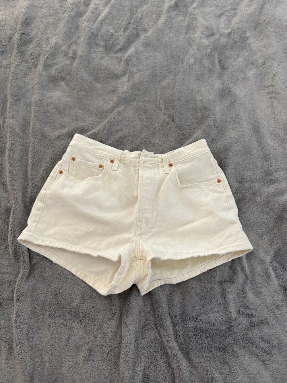 Women's Levi High-Rise Cream Denim Shorts - Size 30 Waist - Picture 4 of 8